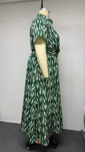 Elegantes grünes Maxikleid in Übergröße mit abstraktem Muster und Taillenverknotung