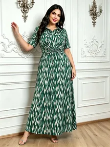 Elegantes Maxikleid in Übergröße mit grünem Print, schmeichelhafter Knotentaille und Ärmeln.