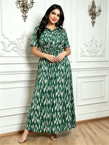 Elegantes Maxikleid in Übergröße mit grünem Print, Knotentaille und Hemdkragendetails