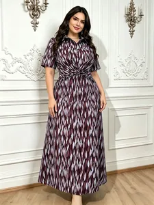 Maxikleid in Übergröße mit geometrischem Muster und Knotendetail in eleganter Studio-Atmosphäre