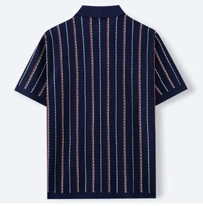 Vista posteriore di una polo in maglia a righe blu scuro con dettagli arancioni