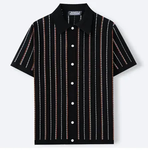 Vista dettagliata della polo nera a maniche corte in maglia con righe arancioni e bianche.