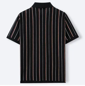 Vista posteriore di una polo da uomo in maglia nera con strisce verticali colorate