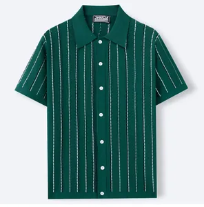 Dettaglio polo in maglia verde da uomo con strisce verticali e trama a rete