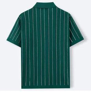 Vista posteriore di una polo da uomo in maglia verde con strisce bianche e trama traspirante