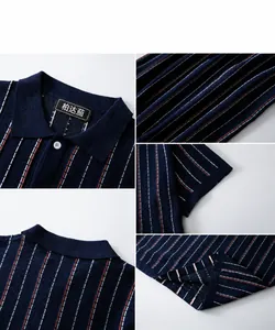 Primi piani della trama e del colletto di una polo in maglia a righe blu scuro