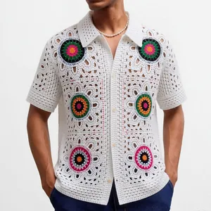 Polo de ganchillo blanco para hombre con coloridos patrones florales y diseño calado