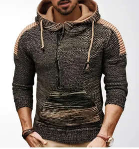 Primer plano de sudadera de punto para hombre con detalles de hombros en contraste.