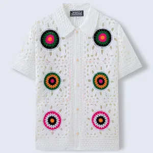 Polo de ganchillo calado blanco con vibrantes motivos florales circulares de colores