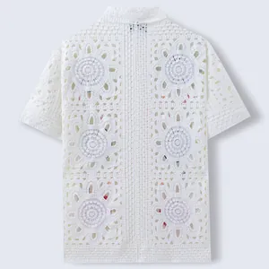 Vista trasera de un polo de punto calado blanco de manga corta con diseño de jacquard