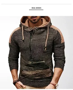 Primer plano de la sudadera con capucha de punto para hombre con varias texturas