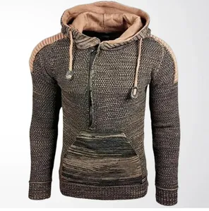 Detalle de una sudadera de punto con capucha para hombre con media cremallera y cordón