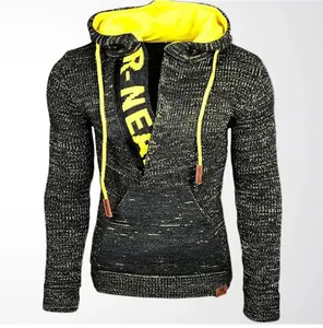 Vista detallada de una sudadera de punto para hombre con cremallera media y forro amarillo