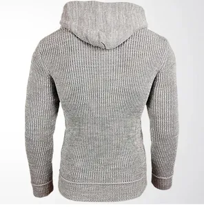 Vista trasera de una sudadera con capucha de punto gris para hombre con textura.
