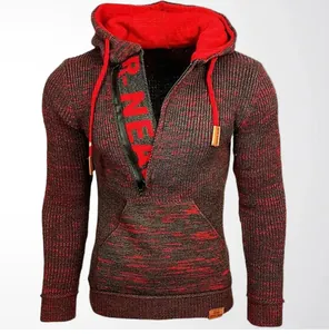 Primer plano de sudadera de punto para hombre con media cremallera y capucha roja