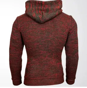 Detalle de la vista posterior de una sudadera con capucha de punto para hombre en otoño
