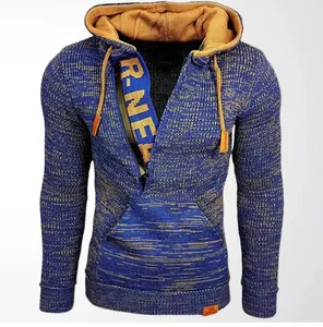Detalle de la sudadera de punto jaspeado azul y naranja para hombre con capucha y cordón