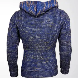 Vista trasera detallada de una sudadera con capucha de punto para hombre en azul y oro