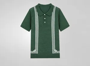 Vista detallada de un polo de punto verde para hombre con rayas blancas y motivos geométricos