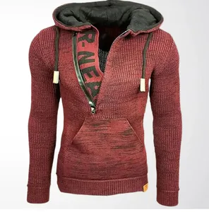 Sudadera de punto granate para hombre con cremallera corta y textura de punto acanalado.