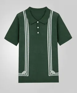 Polo clásico de punto verde con rayas verticales blancas y detalles geométricos finales