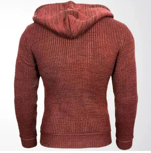 Vista trasera de una sudadera con capucha de punto acanalado burdeos cálida para hombre