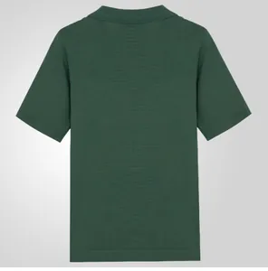 Vista posterior de un polo de punto de manga corta verde oscuro para hombre con textura