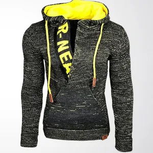 Sudadera de punto gris para hombre con forro amarillo neón y media cremallera moderna
