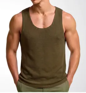 Primer plano de la textura de punto verde oliva transpirable de esta camiseta de tirantes para hombre