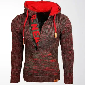 Sudadera de punto con capucha para hombre con media cremallera y patrones en rojo y gris.