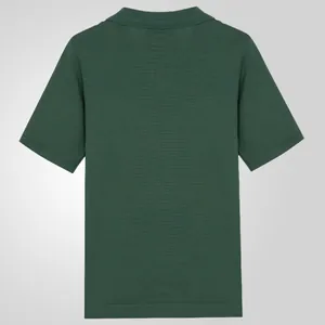 Vista trasera de un polo de punto de manga corta verde oscuro clásico para hombre