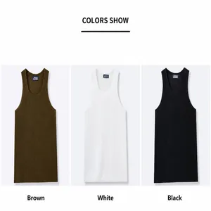 Detalle que muestra los colores marrón, blanco y negro de la camiseta de punto con cuello en U