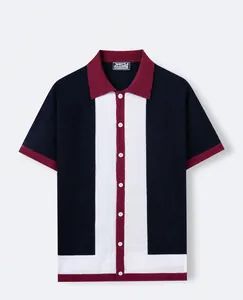 Vorderansicht des Herren-Strick-Poloshirts mit Blockfarben in Navy und Burgund