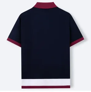 Rückansicht eines Herren-Strick-Poloshirts in Marineblau mit burgunderfarbenem Kragen.