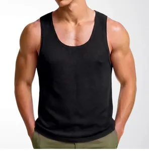 Vista de detalle de camiseta de punto negro transpirable para hombre con cuello en U