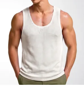 Primer plano de camiseta sin mangas de punto blanco para hombre con cuello en U