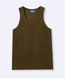 Vista detallada de la textura de punto y el cuello en U de este chaleco casual para hombre