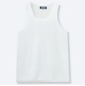 Detalle del tejido de punto blanco y el escote en U de la camiseta sin mangas para hombre.