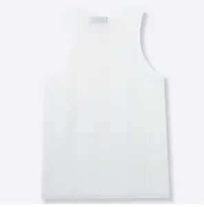 Vista trasera detallada de un chaleco de punto blanco para hombre con textura transpirable