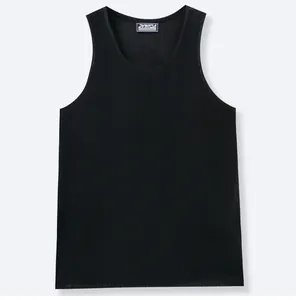 Detalle de camiseta de punto sin mangas negra para hombre con textura transpirable