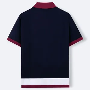 Rückansicht eines dunkelblauen Herren-Strick-Poloshirts mit weinroten Farbakzenten