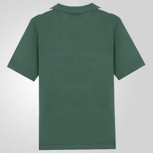 Polo de punto verde para hombre con rayas blancas en los hombros y vista trasera