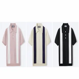 Primo piano di polo da uomo in maglia con strisce verticali a contrasto in rosa, albicocca e nero.