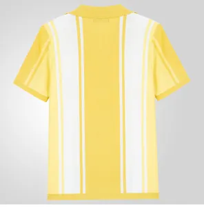Vista posteriore professionale di una polo da uomo in maglia a righe gialle e bianche