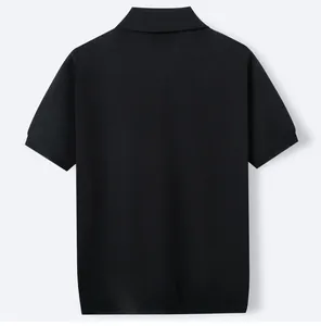 Vista posteriore di una polo da uomo in maglia nera minimalista a maniche corte.
