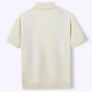 Vista posteriore dettagliata di una polo da uomo in maglia color crema a maniche corte