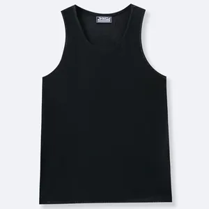 Foto de estudio de camiseta de tirantes de punto negro para hombre con cuello en U informal