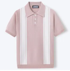 Vista dettagliata della polo da uomo a maniche corte in maglia a righe rosa e bianche