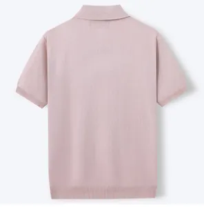 Vista posteriore dettagliata di una polo da uomo in maglia a maniche corte rosa cipria