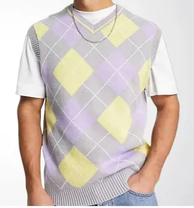 Detaillierte Nahaufnahme von Herren Strickweste mit Argyle-Muster in Grau und Lila
